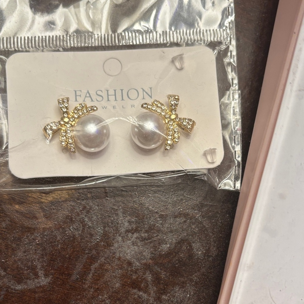 Fashion Jewelry Gold Bow Earrings with White Pearls